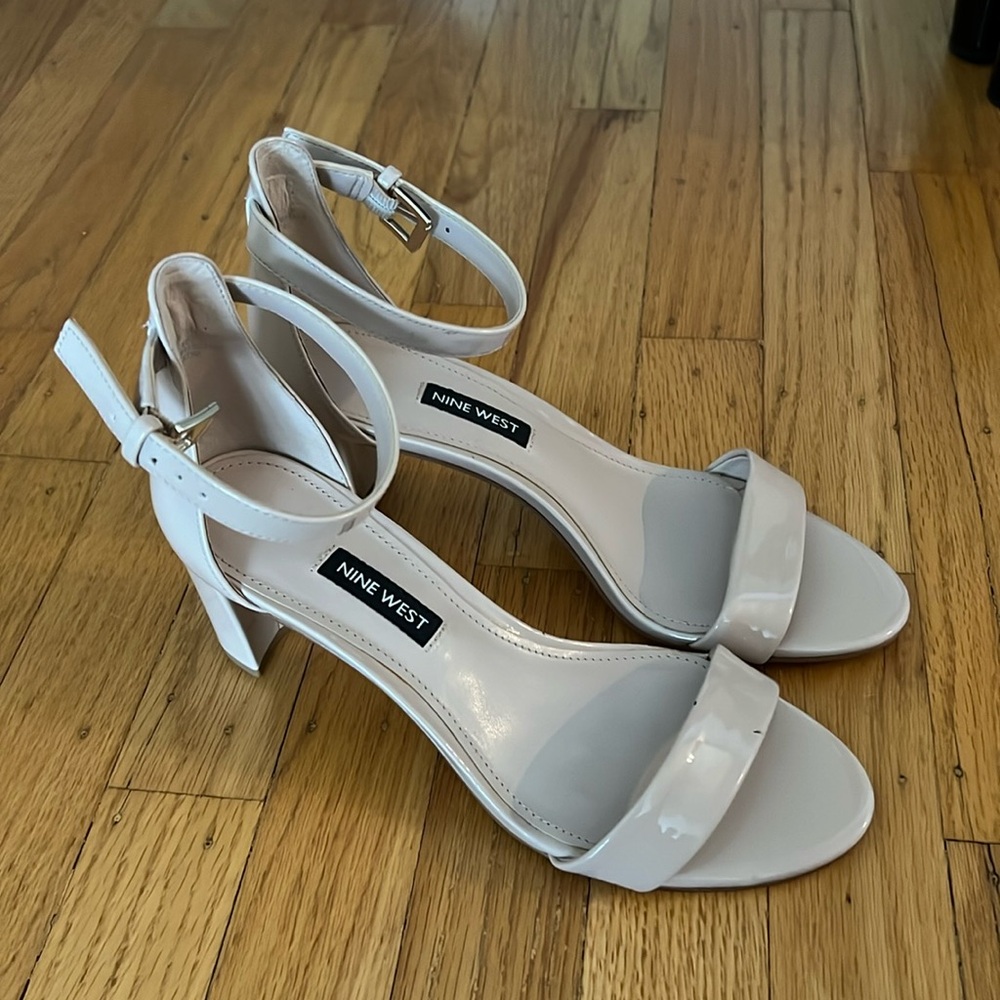 EUC! Nine West nude pink patent leather Spruce sandals heels ankle strap 6.5